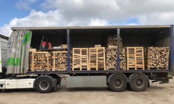 LKW-Lieferung Brennholz
